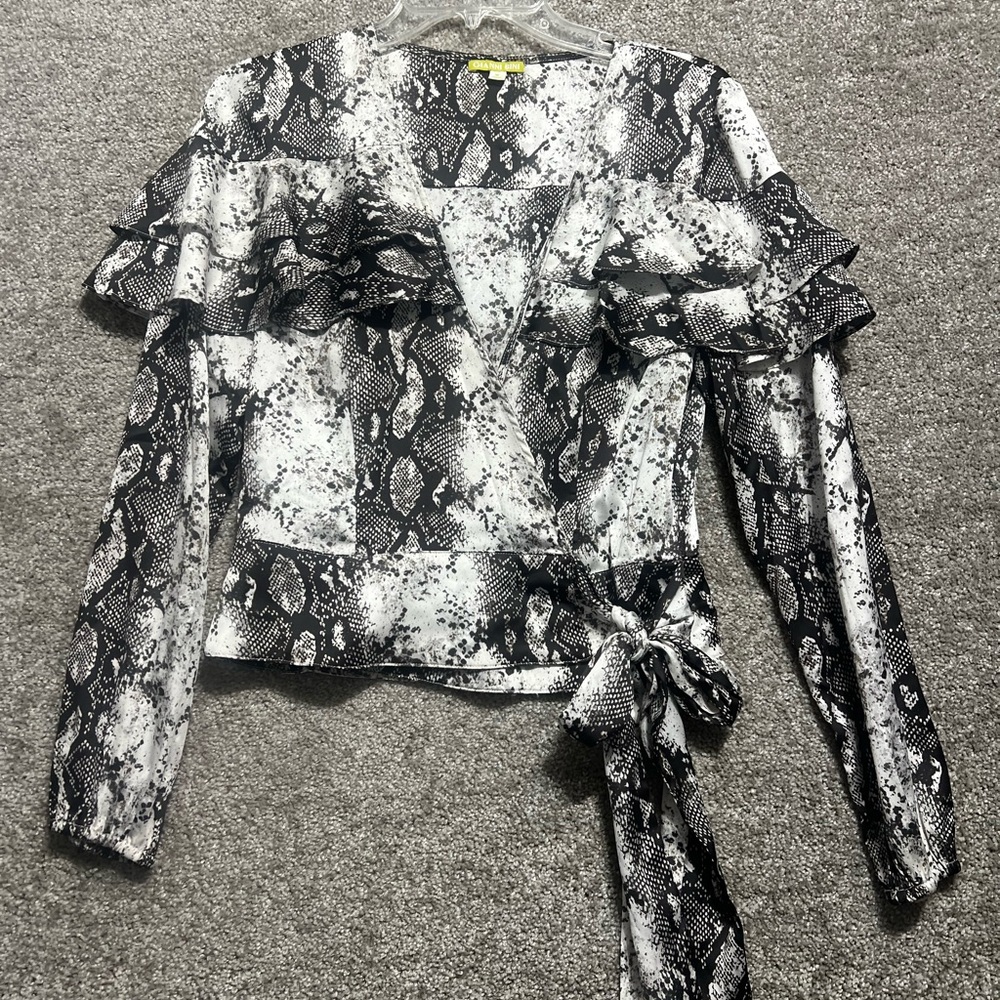 Gianni Bini Raquel snakeskin print ruffled wrap top blouse Woman’s size medium